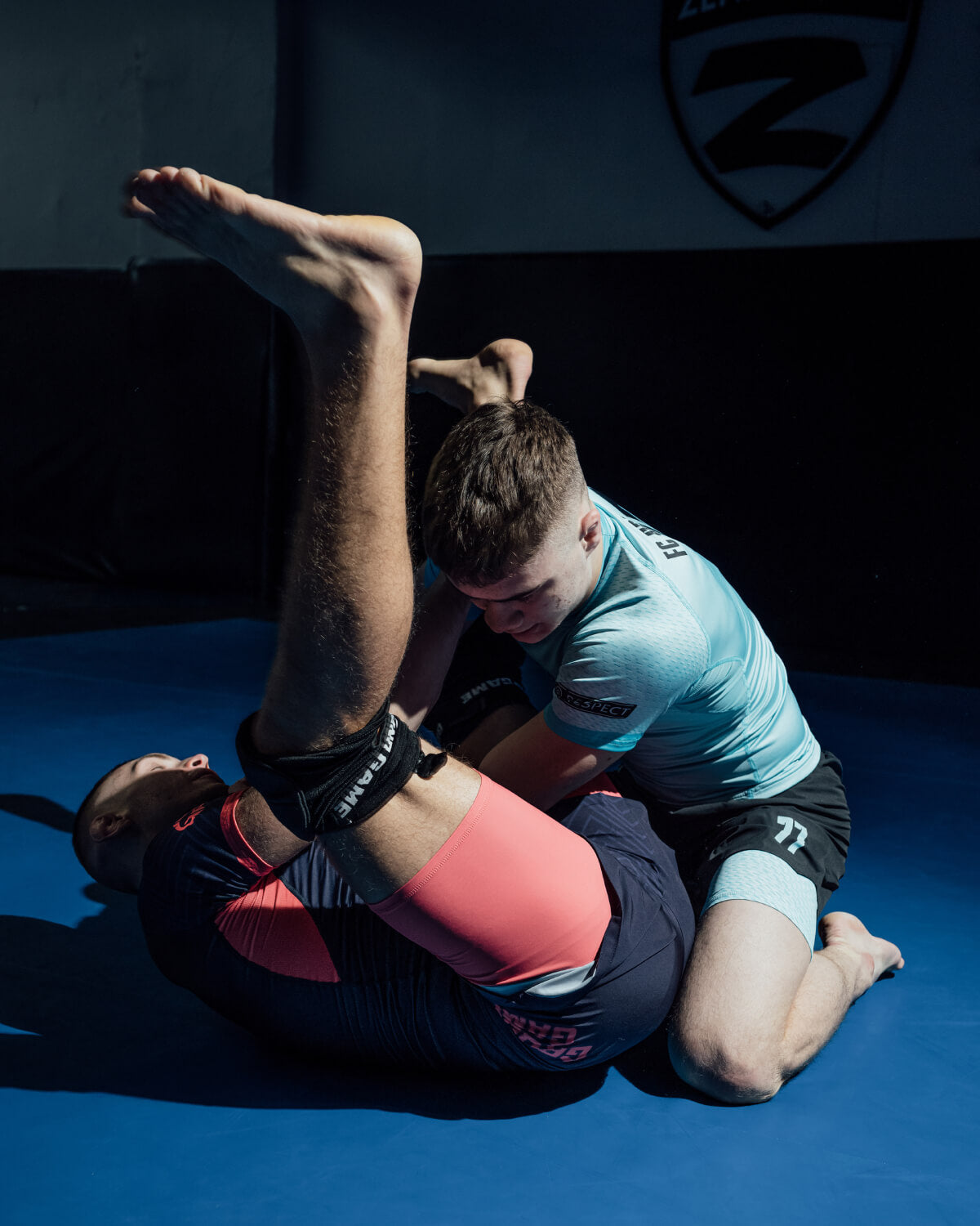 Spodenki treningowe 2 w 1 FC Armbar (granatowe)