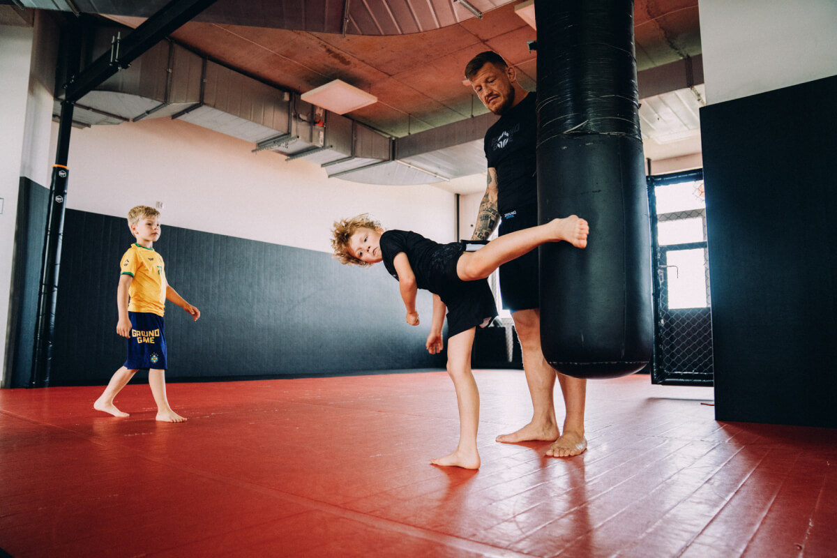 Copii la antrenamente de arte marțiale – sprijin în loc de presiune