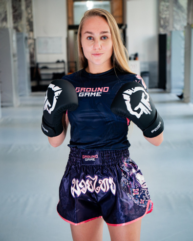 Pantalonii scurți Muay Thai pentru femei Asami Ground Game