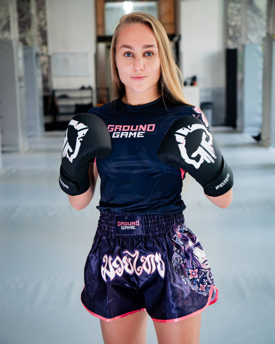 Pantalonii scurți Muay Thai pentru femei Asami Ground Game