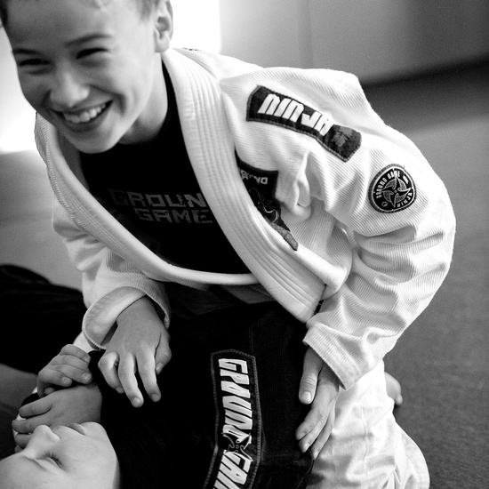 Kimono / GI BJJ pentru copii Ninja Ground Game  alb + centura GRATUITĂ